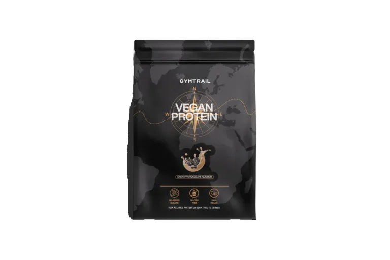 Eine schwarze Verpackung des veganen Proteinpulvers GYMTRAIL mit einem goldenen Kompassmotiv, einem Spritzer Schokolade und Symbolen, die den Nährwert des Pulvers hervorheben. Auf dem Etikett steht 