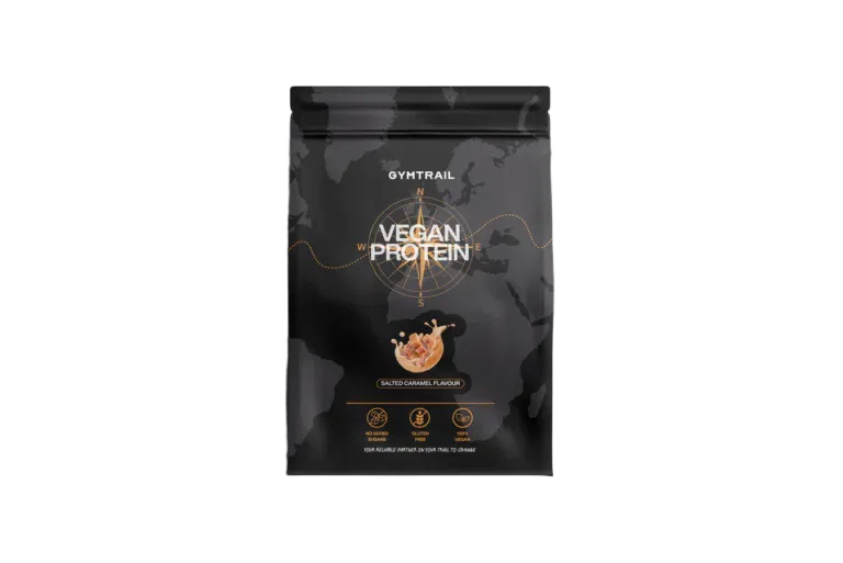Ein schwarzer Beutel mit der Aufschrift GYMTRAIL VEGAN PROTEIN mit der Grafik eines Karamellwirbels und Symbolen für hohen Proteingehalt, wenig Zucker und kein Soja. Der Hintergrund zeigt ein dezentes Weltkartenmotiv.