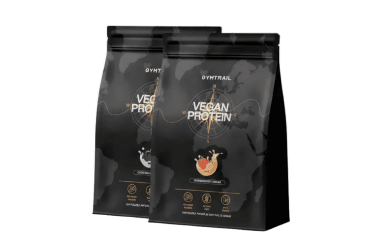 Zwei schwarze Beutel mit Gymtrail Vegan Protein sind nebeneinander abgebildet und zeigen verschiedene Geschmacksrichtungen - Kokosnuss und Erdbeersahne - vor einem dezenten Hintergrund mit einer Weltkarte.