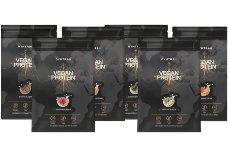 Sieben schwarze Beutel mit veganem Proteinpulver von OYHTRAIL in verschiedenen Geschmacksrichtungen sind in zwei Reihen vor einem hellen Hintergrund angeordnet. Jeder Beutel zeigt Symbole und Geschmacksbilder wie Schokolade und Früchte.