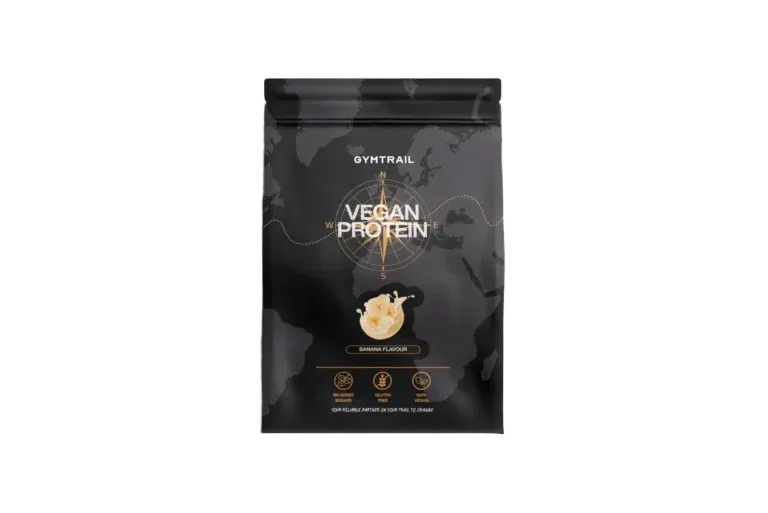 Eine schwarze Packung Gymtrail Vegan Proteinpulver, Geschmacksrichtung Banane, mit einer Weltkarte im Hintergrund und Bananenscheiben auf der Vorderseite.