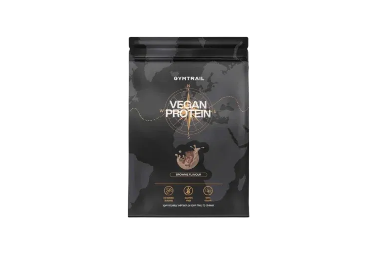 Ein schwarzer, wiederverschließbarer Beutel mit der Aufschrift VEGAN PROTEIN von GYMTRAIL, mit einer Kompassgrafik und 