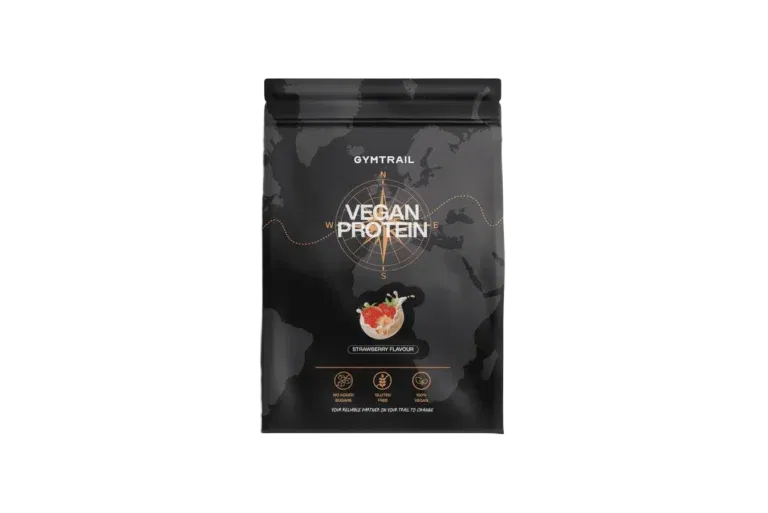 Ein schwarzer Beutel mit Gymtrail Vegan Proteinpulver, Erdbeergeschmack, mit einem Erdbeerbild auf der Vorderseite und Symbolen für Muskelaufbau, Erholung und Ernährung. Die Verpackung hat eine Weltkarte im Hintergrund.