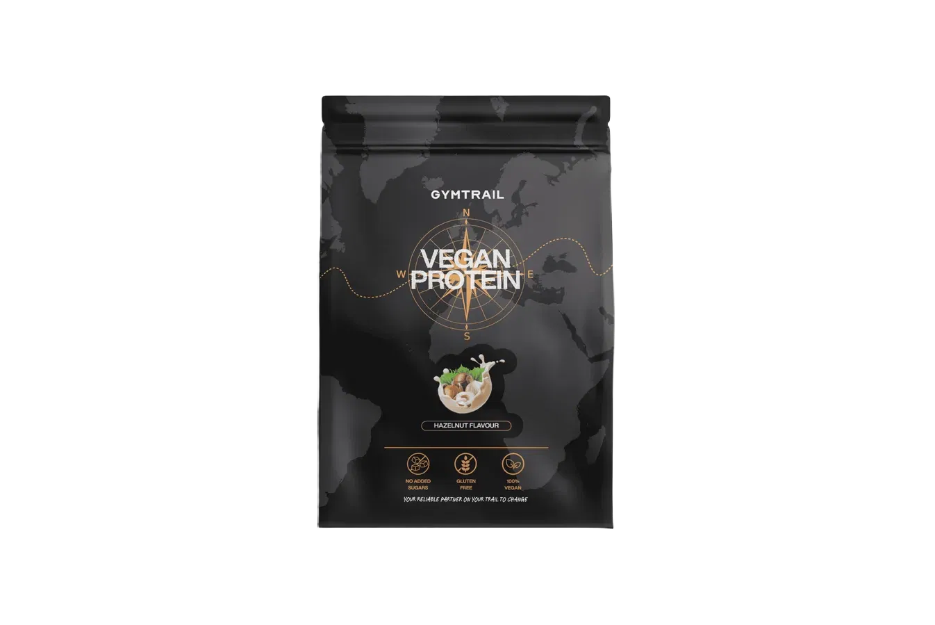 Ein schwarzer Beutel mit der Aufschrift Gymtrail Vegan Protein mit einer Weltkarte im Hintergrund und einer Kompassgrafik. Der Beutel zeigt eine Schale mit Haselnüssen, die auf den Haselnussgeschmack hinweist, sowie Symbole für Protein, Vitamine und Mineralstoffe.