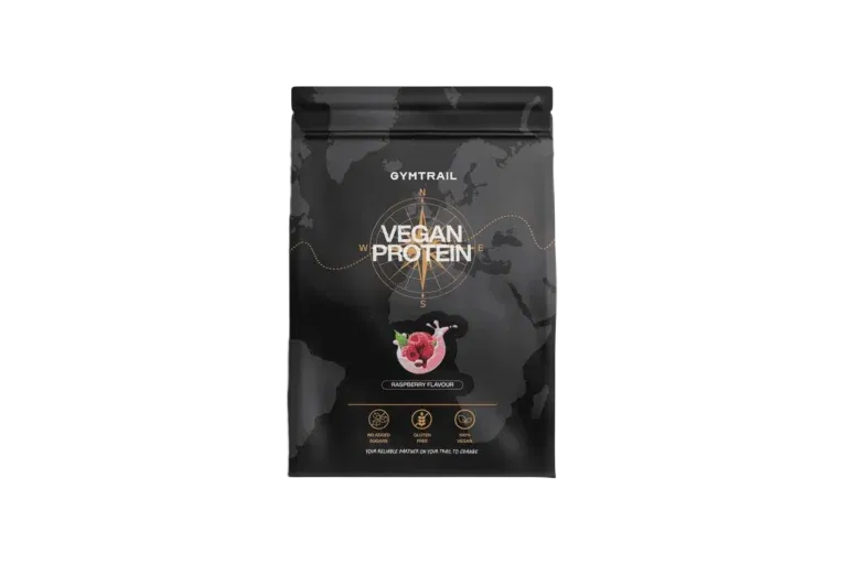 Ein schwarzer, wiederverschließbarer Beutel mit der Aufschrift Gymtrail Vegan Protein in der Geschmacksrichtung Himbeere, mit einem Himbeerbild und Symbolen, die auf die Vorteile für Ernährung, Immunität und Muskelaufbau hinweisen, mit einem Hintergrund aus einer Weltkarte.