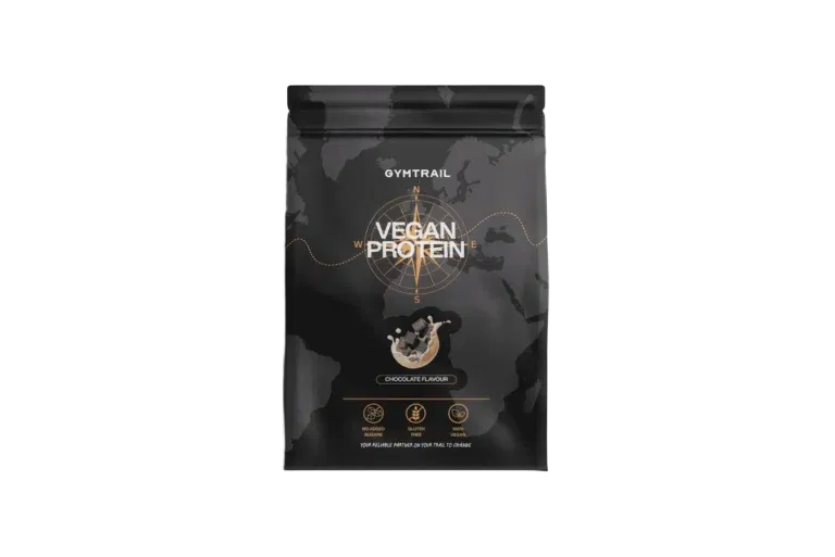 Eine schwarze Packung Gymtrail Vegan Protein, Geschmacksrichtung Schokolade, mit einer Weltkarte, einem Kompass und Schokoladenstücken, die in Milch spritzen, auf der Vorderseite. Icons heben die veganen, nahrhaften und schmackhaften Eigenschaften hervor.