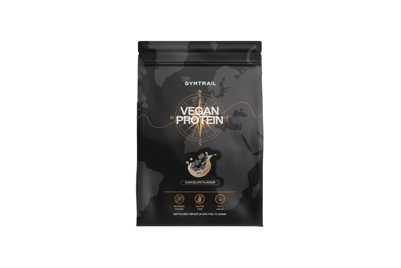 Eine schwarze Packung Gymtrail Vegan Protein, Geschmacksrichtung Schokolade, mit einer Weltkarte, einem Kompass und Schokoladenstücken, die in Milch spritzen, auf der Vorderseite. Icons heben die veganen, nahrhaften und schmackhaften Eigenschaften hervor.