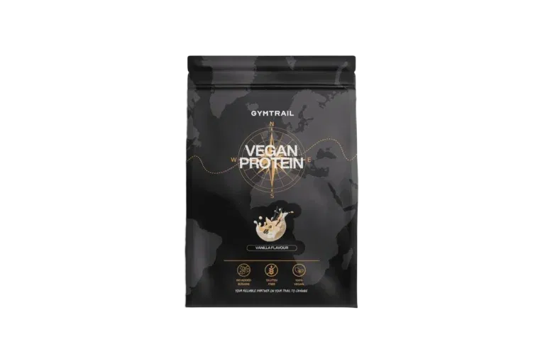 Ein schwarzer Beutel mit Gymtrail Vegan Protein mit Vanillegeschmack, der auf der Vorderseite ein Kompassdesign und einen Spritzer Vanille zeigt. Die Symbole für vegan, proteinreich und zuckerarm sind am unteren Rand abgebildet.