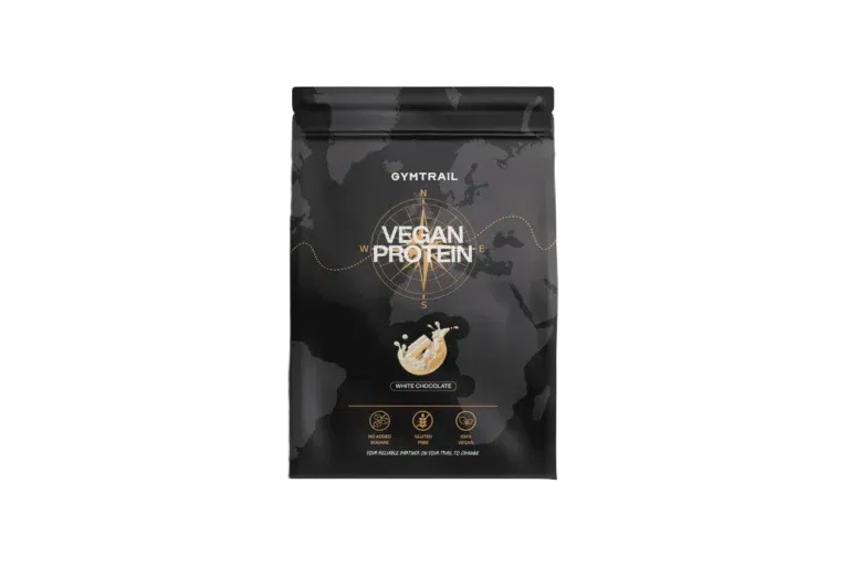 Eine schwarze Verpackung mit der Aufschrift Gymtrail Vegan Protein in der Geschmacksrichtung weiße Schokolade, mit einem Kompassmotiv und einer Weltkarte im Hintergrund, mit Symbolen für vegan, natürlich und zuckerarm.