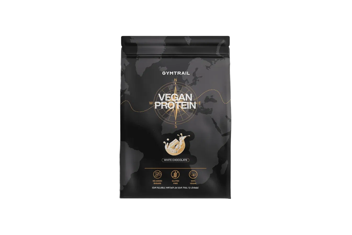 Eine schwarze Verpackung mit der Aufschrift Gymtrail Vegan Protein in der Geschmacksrichtung weiße Schokolade, mit einem Kompassmotiv und einer Weltkarte im Hintergrund, mit Symbolen für vegan, natürlich und zuckerarm.