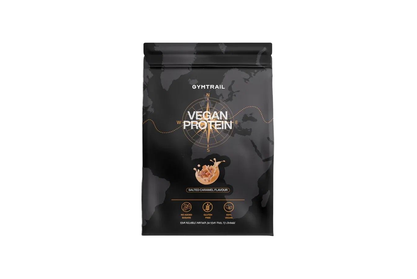 Ein schwarzer Beutel mit der Aufschrift GYMTRAIL VEGAN PROTEIN mit der Grafik eines Karamellwirbels und Symbolen für hohen Proteingehalt, wenig Zucker und kein Soja. Der Hintergrund zeigt ein dezentes Weltkartenmotiv.