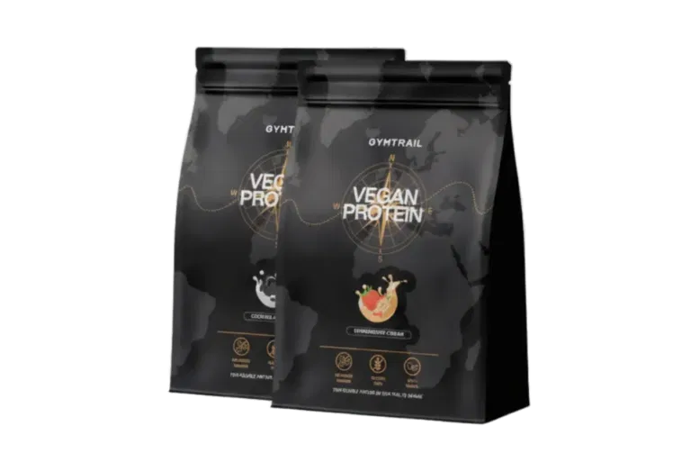 Zwei schwarze Beutel mit Gymtrail Vegan Protein sind nebeneinander abgebildet und zeigen verschiedene Geschmacksrichtungen - Kokosnuss und Erdbeersahne - vor einem dezenten Hintergrund mit einer Weltkarte.