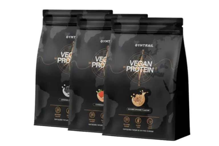 Drei schwarze Beutel mit veganem Proteinpulver von Gyhtrail werden präsentiert, jeder mit einer anderen Geschmacksrichtung: Schokolade, Erdbeere und Karamell. Die Verpackung weist minimalistische Designelemente und eine Kompassgrafik auf.