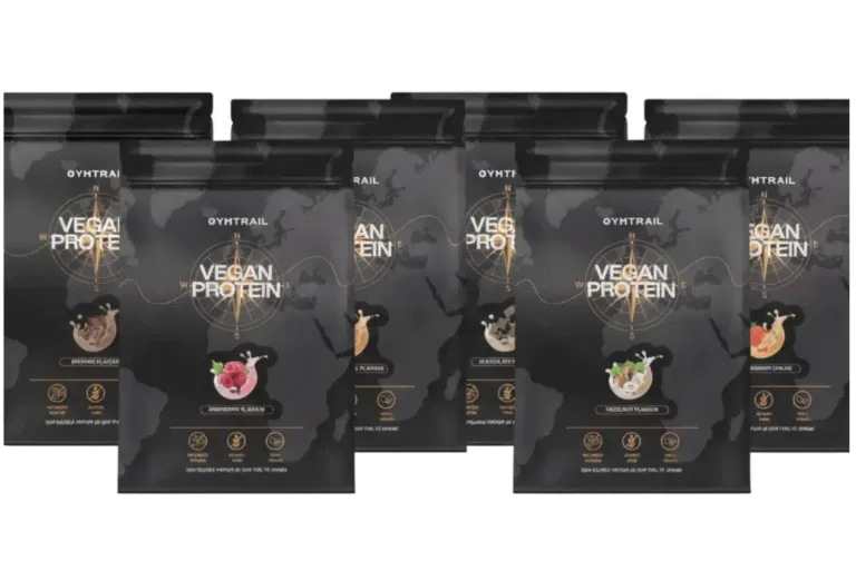 Sieben schwarze Beutel mit veganem Proteinpulver von OYHTRAIL in verschiedenen Geschmacksrichtungen sind in zwei Reihen vor einem hellen Hintergrund angeordnet. Jeder Beutel zeigt Symbole und Geschmacksbilder wie Schokolade und Früchte.