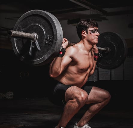 Ein Mann hebt Gewichte in einem Fitnessstudio.
