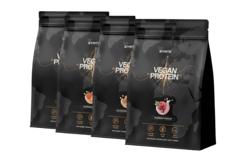 Vier schwarze Beutel mit veganem Proteinpulver sind in einer Reihe ausgestellt, die jeweils mit verschiedenen Geschmacksrichtungen und goldenen Akzenten versehen sind. Auf der Verpackung stehen der Markenname "GYMTE" und Abbildungen von Früchten, die den einzelnen Geschmacksrichtungen entsprechen.