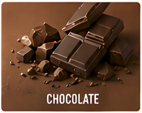 Eine Nahaufnahme von Tafeln dunkler Schokolade und Schokoladenstückchen auf einer braunen Oberfläche, darunter in fetten weißen Buchstaben das Wort „CHOCOLATE“.