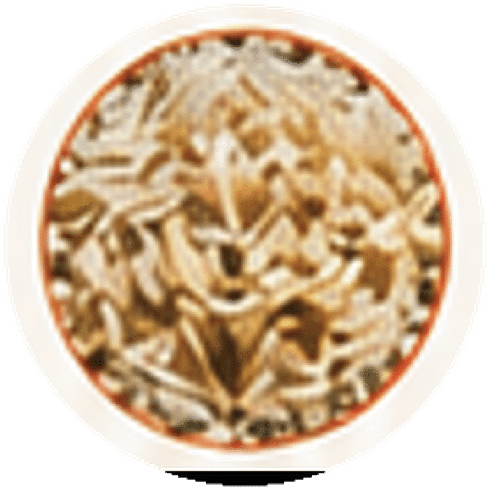 Eine Nahaufnahme eines runden, goldbraunen Objekts mit einer strukturierten, geriffelten Oberfläche, das an knusprig gebratene Nudeln oder Snackstäbchen erinnert und sich innerhalb eines kreisförmigen Rahmens befindet.